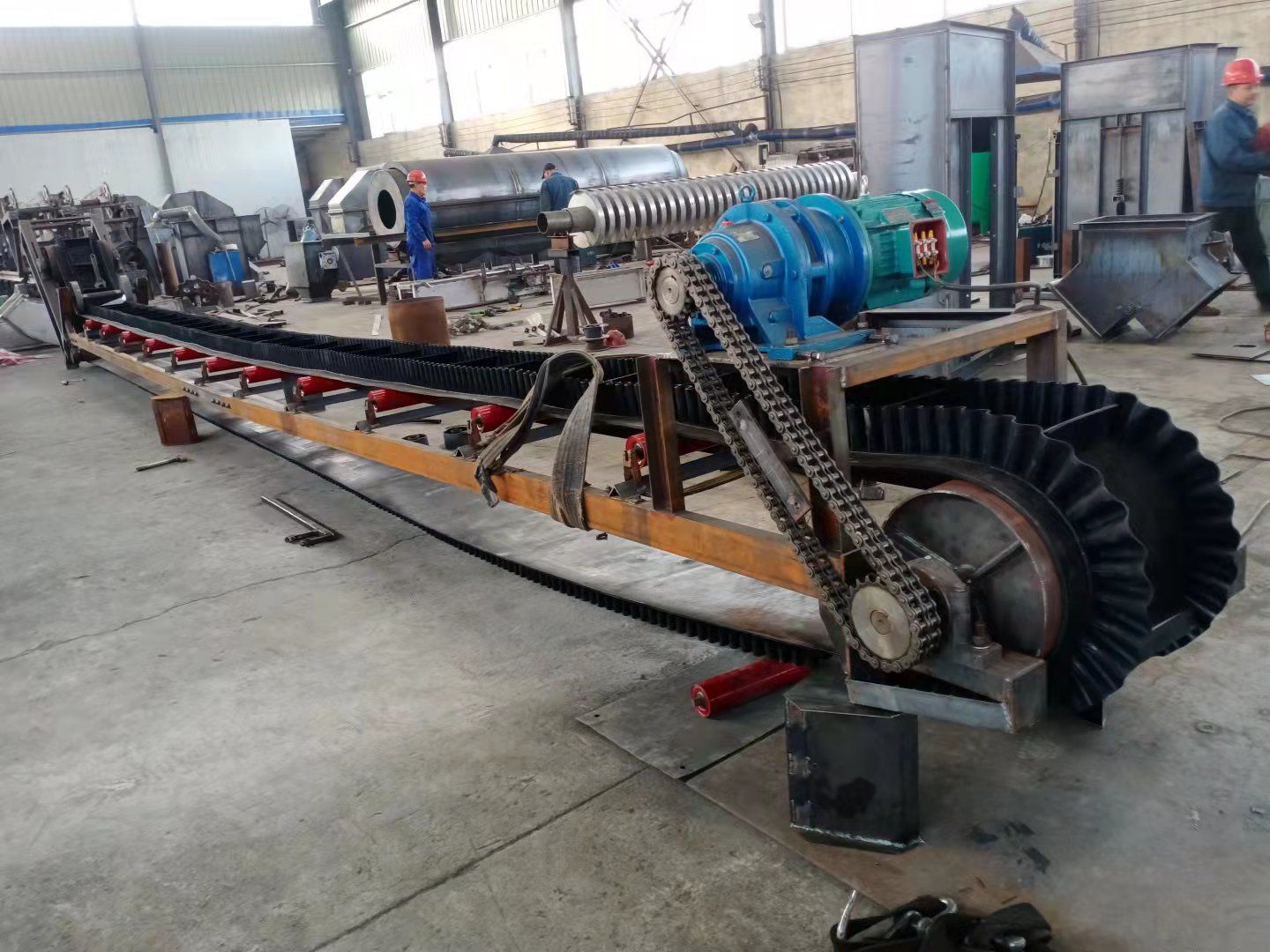 大傾角皮帶輸送機(jī)，即將生產(chǎn)完工