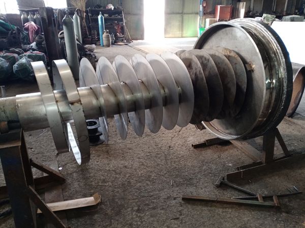 脫水用垂直提升機生產(chǎn)中，期待成品